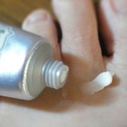 Kem trị hôi chân Deonatulle Sara Sara Cream 30g Nhật Bản