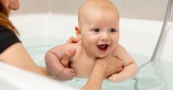 Tắm cho trẻ sơ sinh bằng lá gì tốt nhất? Kinh nghiệm 